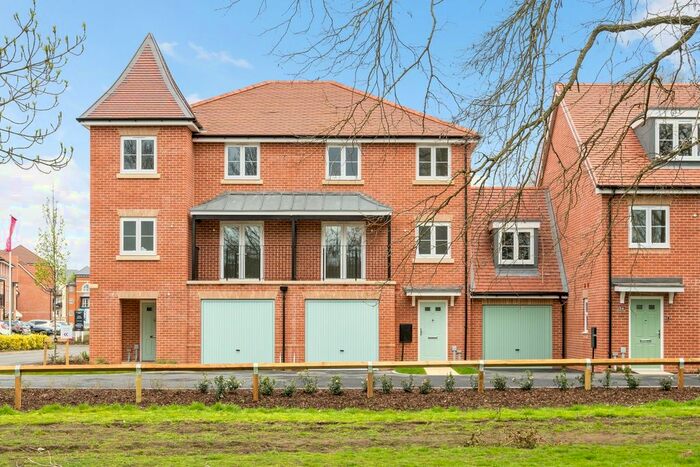 4 Bedroom Flat To Rent In Bell Farm Way, Hersham, Walton-On-Thames, KT12