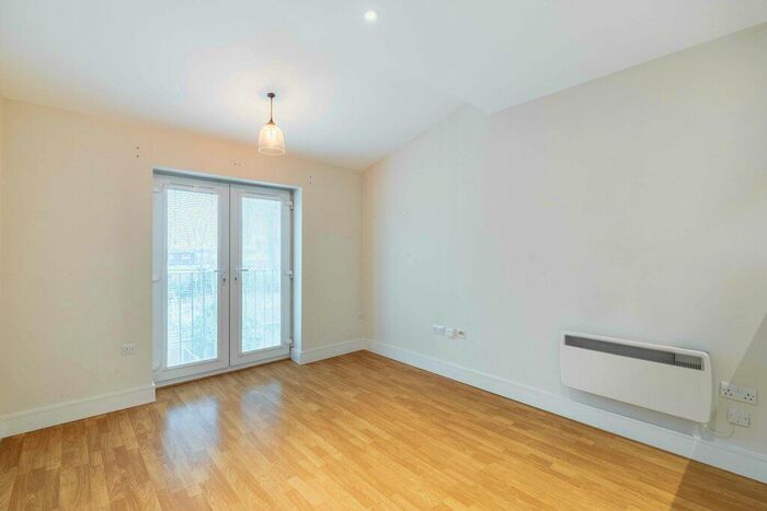 2 Bedroom Flat To Rent In Home Park Road, Wimbledon, SW19