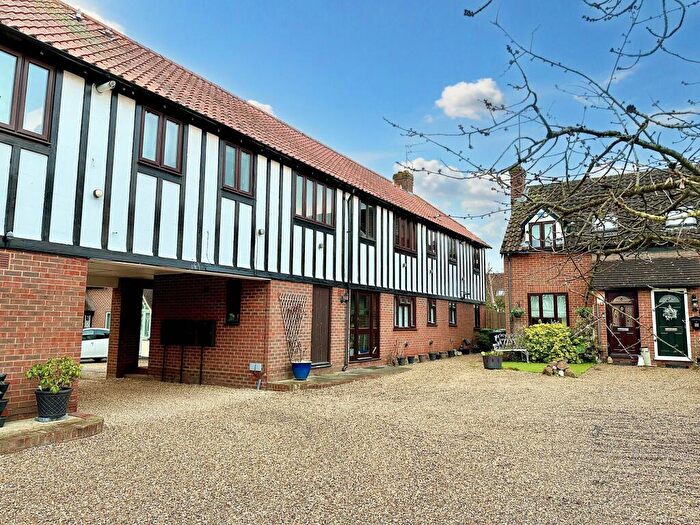 2 Bedroom Flat For Sale In Tudor Court, Noak Bridge, SS15