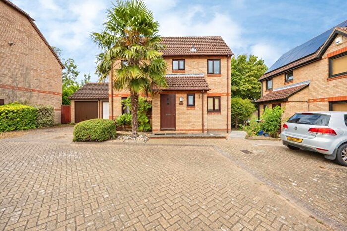 3 Bedroom Semi Detached House To Rent In Rayleigh Close, Shenley Church End, Milton Keynes, MK5