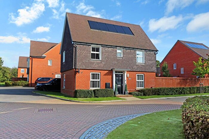 3 Bedroom Detached House For Sale In Holywell Close, Swanmore, SO32