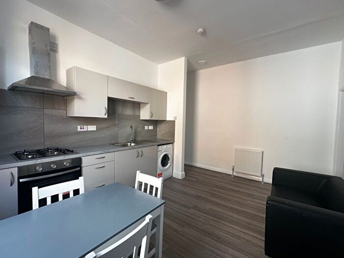 2 Bedroom Flat To Rent In Hartley Road, Nottingham, NG7