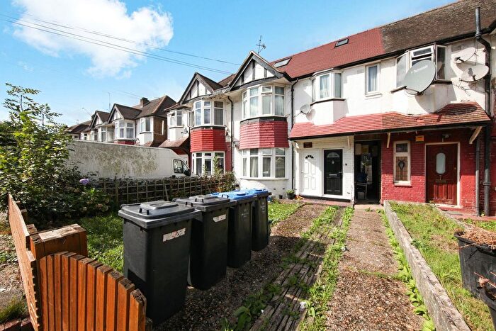 3 Bedroom Flat To Rent In Southview Avenue, London, NW10