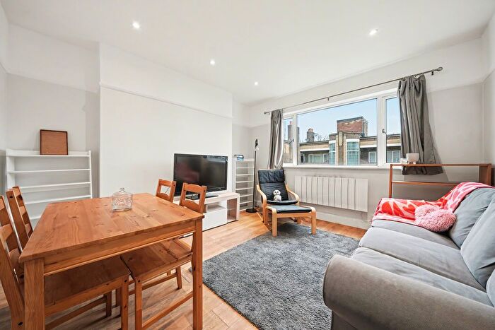 2 Bedroom Flat To Rent In Poynders Road, London, SW4