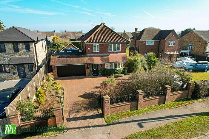 4 Bedroom Detached House For Sale In Newgatestreet Road, Goffs Oak, EN7