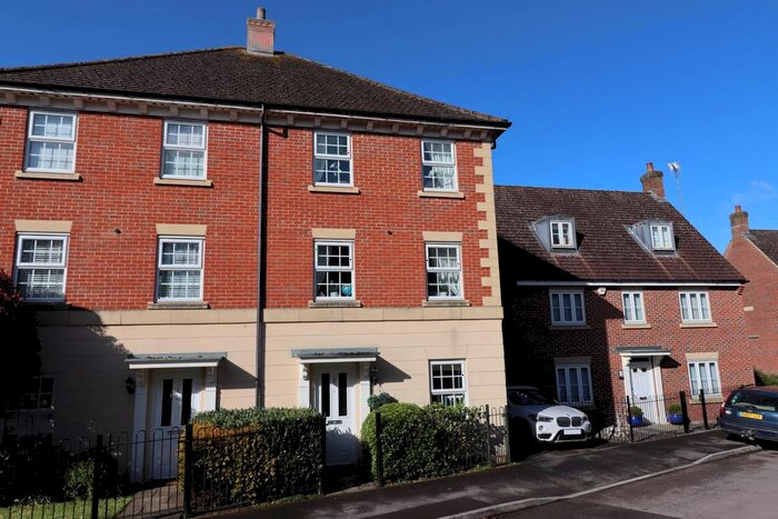 4 Bedroom Semi-Detached House To Rent In Maurice Way, Marlborough, SN8