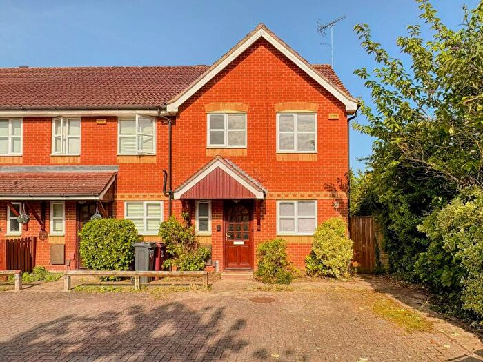 3 Bedroom Semi-Detached House For Sale In Elliots Way, Caversham, Reading, RG4