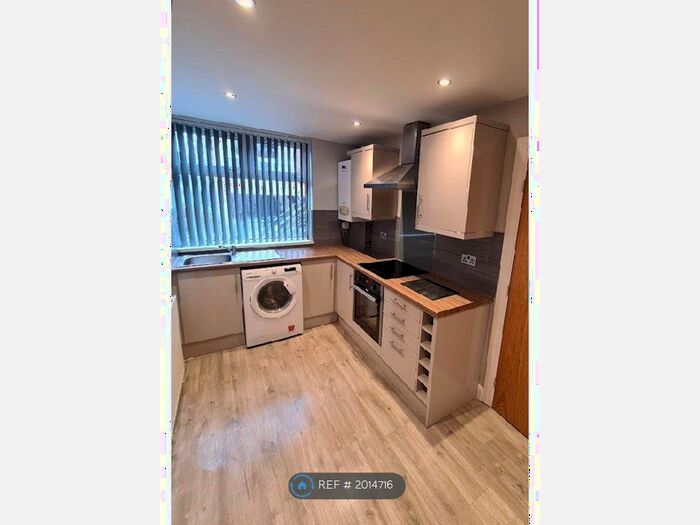 2 Bedroom Flat To Rent In Foxhill Court, Leeds, LS16