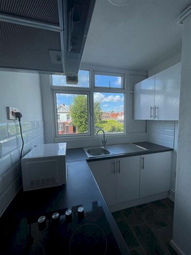 Studio To Rent In Long Lane, Halesowen, B62