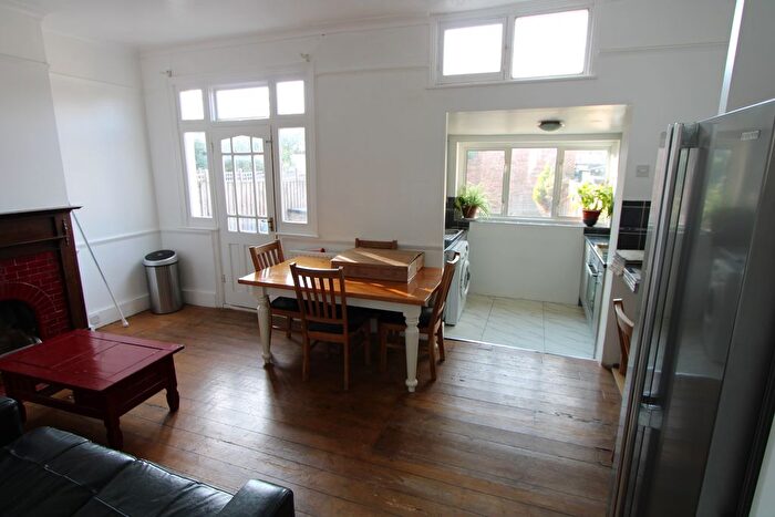 4 Bedroom Flat To Rent In Undine Street, Tooting Broadway, SW17