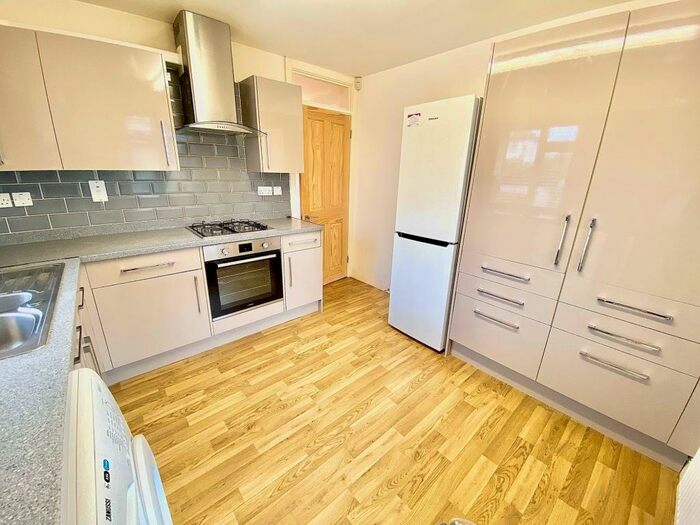 3 Bedroom Flat To Rent In Wanstead, London, E11