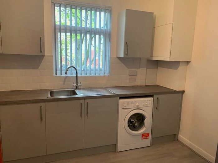 4 Bedroom Flat To Rent In Burnt Oak Broadway, Burnt Oak, Edgware, HA8