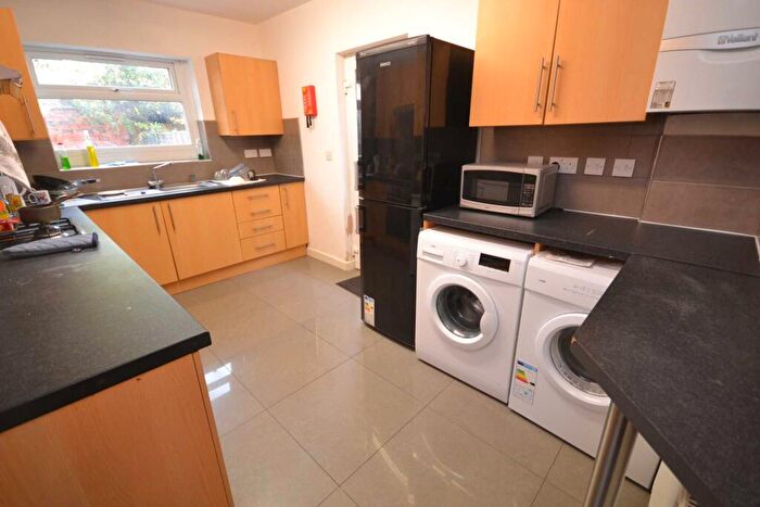6 Bedroom Terraced House To Rent In Swainstone Road, Reading, RG2