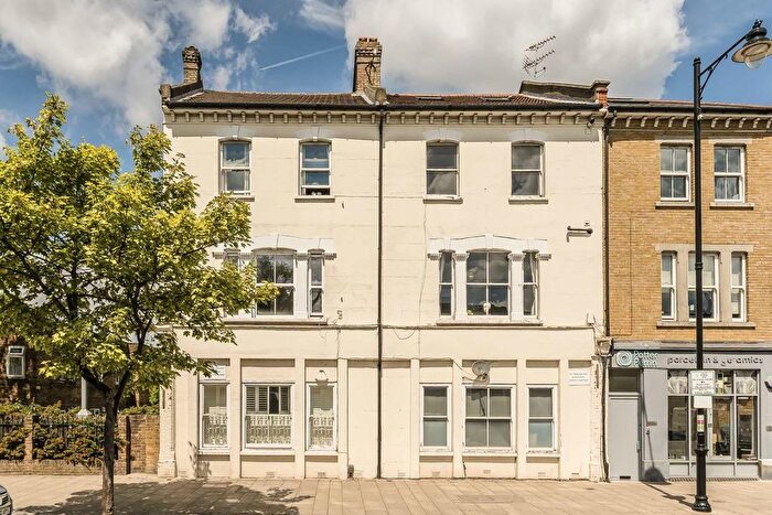 3 Bedroom Flat To Rent In St. John's Hill, Battersea, SW11