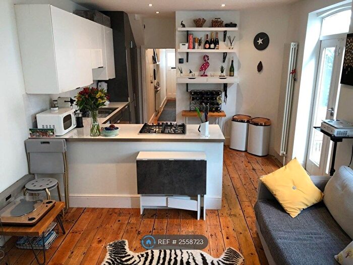 2 Bedroom Flat To Rent In Tooting, London, SW17