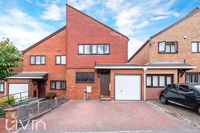 4 Bedroom Semi-Detached House For Sale In Eden Road, Croydon, CR0
