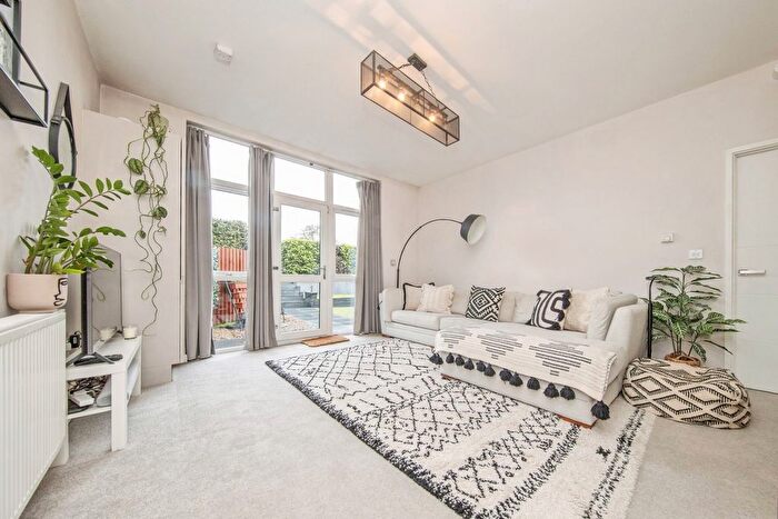 2 Bedroom Flat For Sale In Hawthorn Drive, Ipswich, Suffolk, IP2