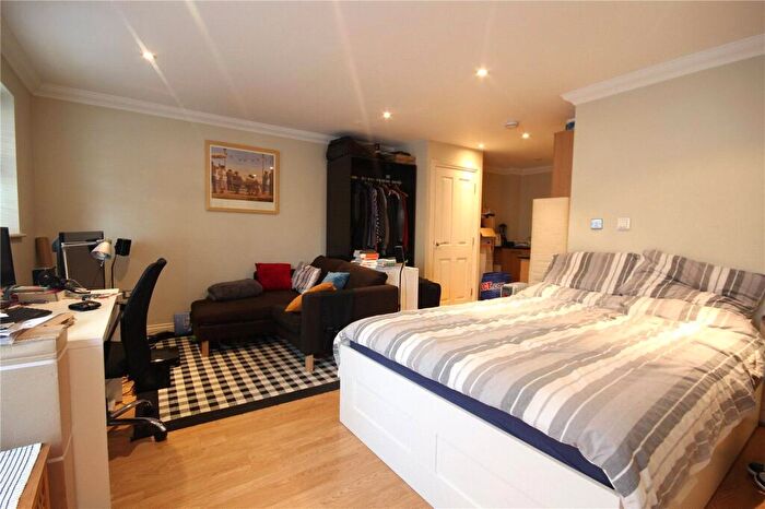 Apartment To Rent In Chertsey, Surrey, KT16
