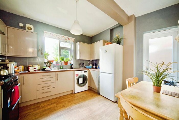 1 Bedroom Flat For Sale In Gladstone Avenue, London, N22
