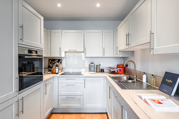 1 Bedroom Apartment For Sale In Park Rise, Sunrise Avenue, Hornchurch, London, RM12