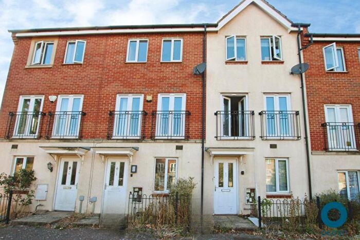 4 Bedroom Town House To Rent In Thackeray - Horfield, BS7