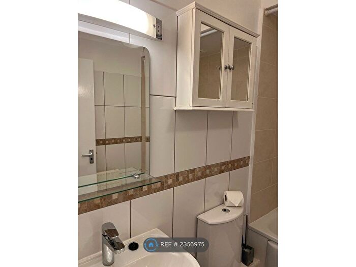2 Bedroom Flat To Rent In Brooksbys Walk, London, E9