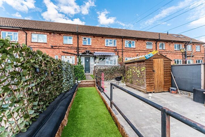 2 Bedroom Maisonette For Sale In Crayford Road, Crayford, Dartford, Kent, DA1
