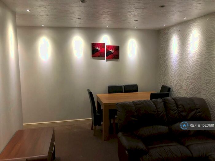 2 Bedroom Flat To Rent In Donald Woods Gardens, Surbiton, KT5