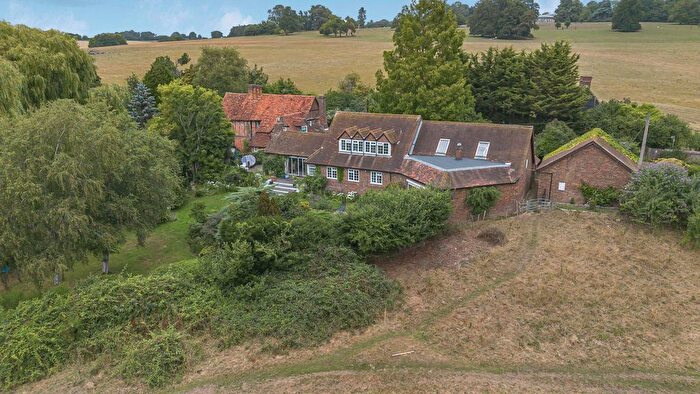 4 Bedroom Semi Detached House For Sale In Leighton Buzzard Road, Water End, HP1