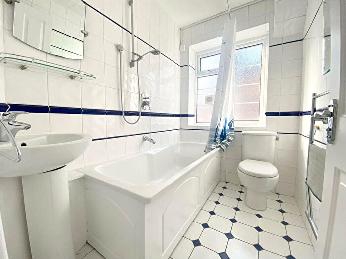 2 Bedroom Apartment To Rent In Shoot Up Hill, London, NW2