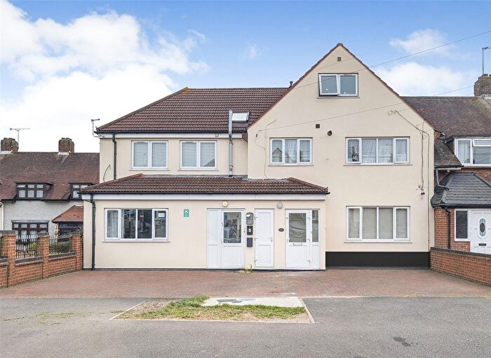 1 Bedroom Flat For Sale In The Drive, Collier Row, Romford, RM5