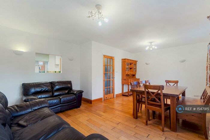 3 Bedroom Maisonette To Rent In Wayman Court, London, E8