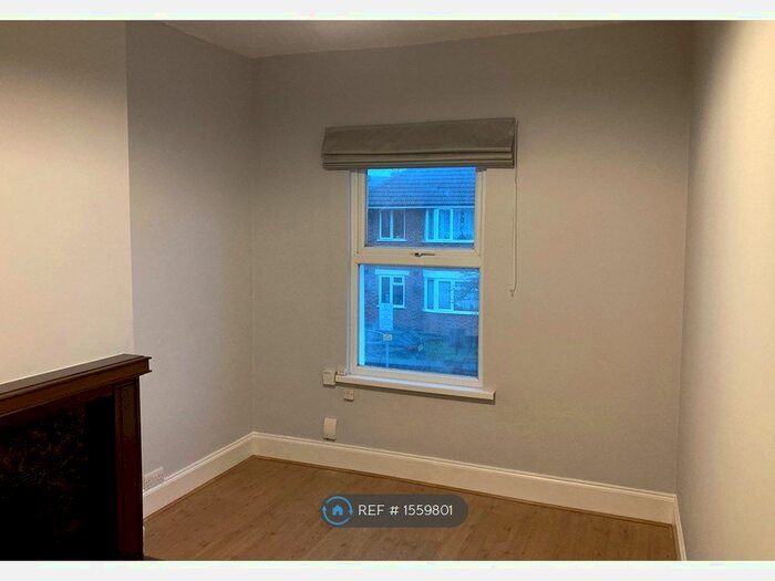 2 Bedroom Flat To Rent In First Floor, Slough, SL1