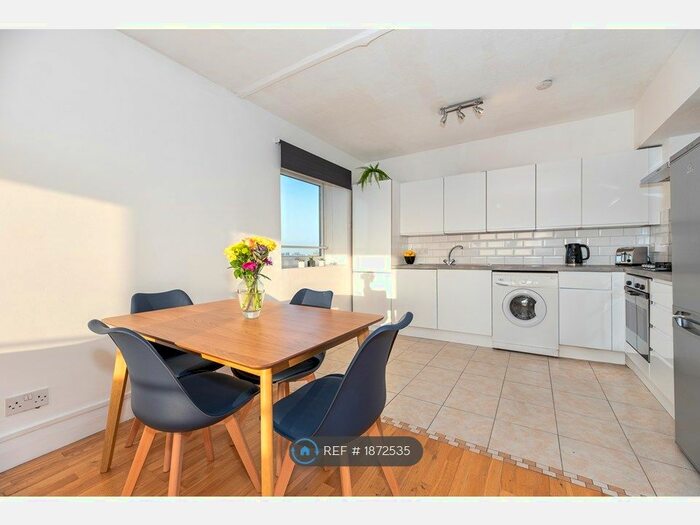 2 Bedroom Flat To Rent In Park South, London, SW11