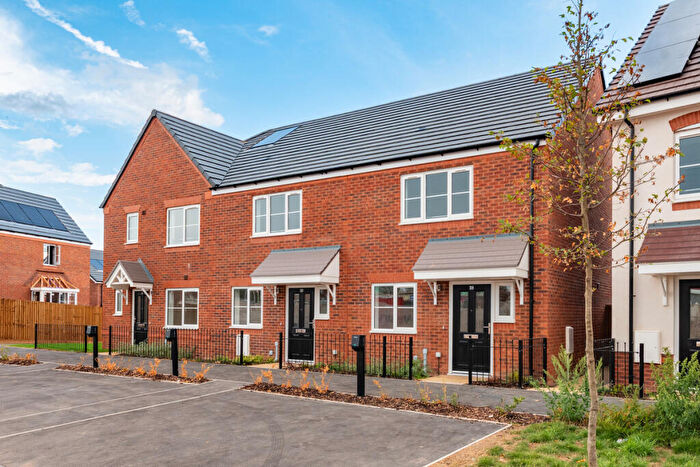 2 Bedroom End Of Terrace House For Sale In Redwood Drive, Kenilworth, CV8