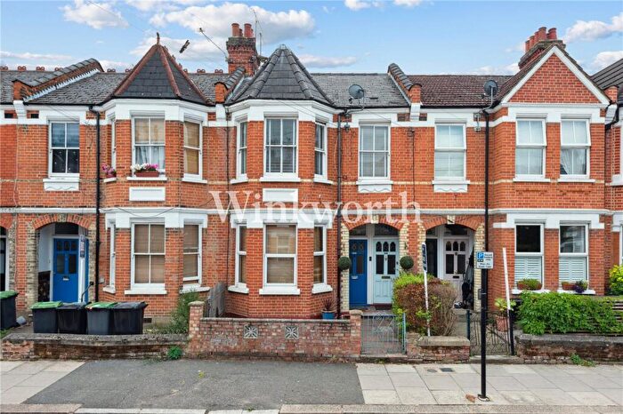2 Bedroom Apartment For Sale In Lyndhurst Road, London, N22