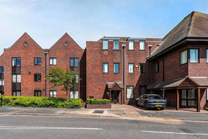 1 Bedroom Apartment For Sale In Cobham Gate, Cobham, KT11