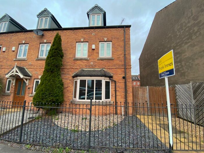 4 Bedroom Town House To Rent In Pilsley Road, Danesmoor, Chesterfield, S45