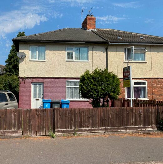 3 Bedroom Semi-Detached House To Rent In The Quadrant, Hull, HU6