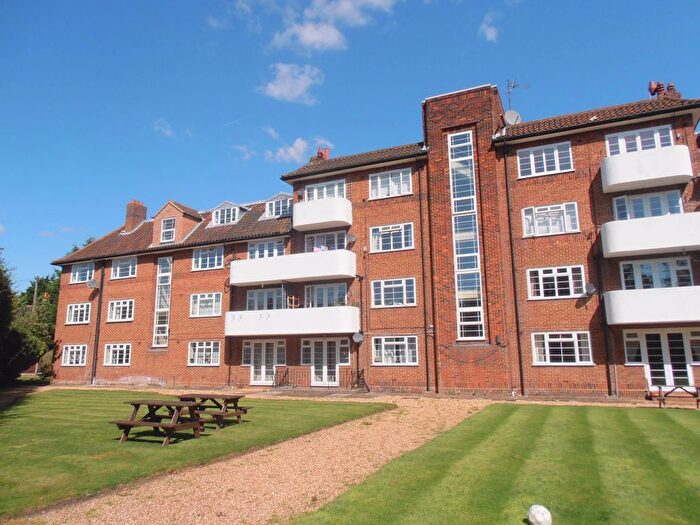 2 Bedroom Flat For Sale In Eastway, Epsom, KT19