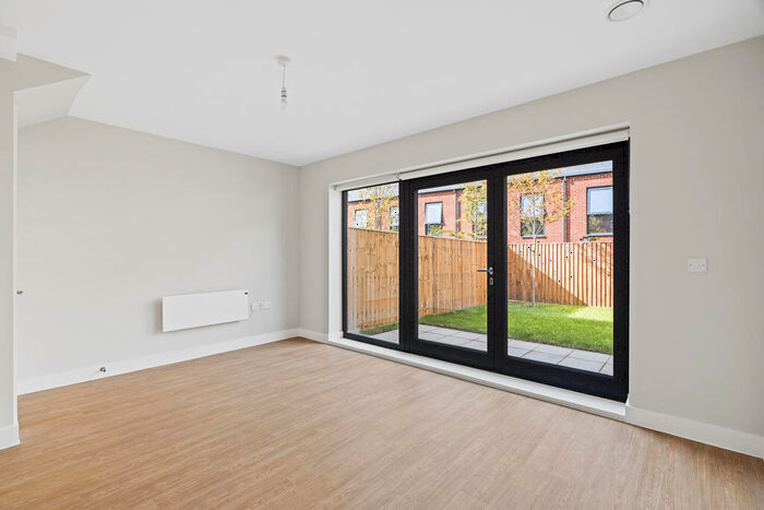 2 Bedroom House To Rent In Weavers Yard, Newbury Newbury, RG14