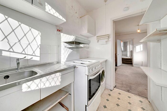 1 Bedroom Flat For Sale In A Eastbury Grove, London, W4