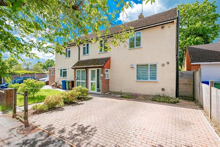 3 Bedroom House For Sale In North Farm Road, Farnborough, GU14