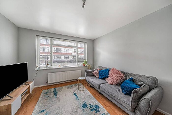 2 Bedroom Flat To Rent In Boston Manor Road, Boston Manor, Brentford, TW8