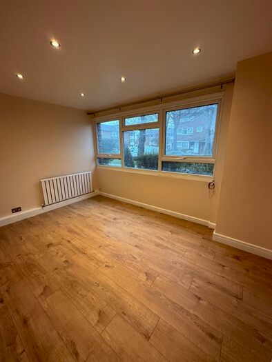 3 Bedroom Maisonette To Rent In Courtlands Avenue, London, SE12