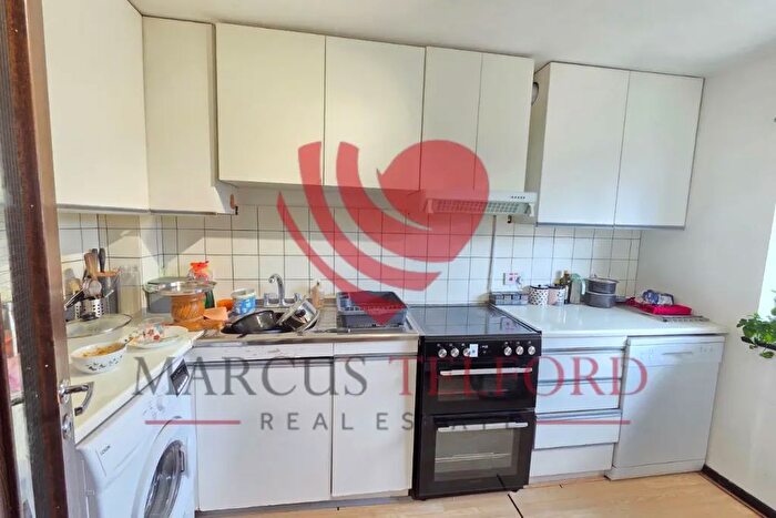 2 Bedroom Flat For Sale In Tanglewood Way, Feltham, TW13