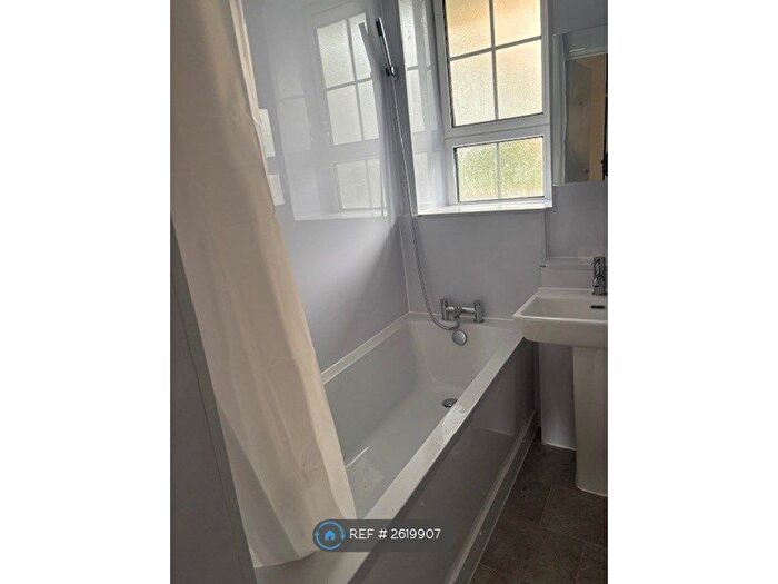 3 Bedroom Flat To Rent In Rugmere, London, NW1