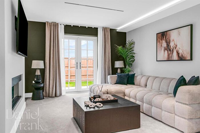 3 Bedroom Semi-Detached House For Sale In Hawthorn Close, Ongar Road, Fyfield, CM5