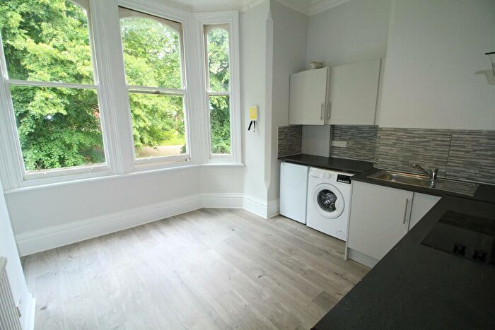 1 Bedroom Flat To Rent In Waterloo Crescent, Nottingham, NG7