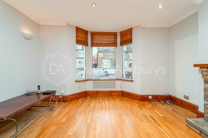 1 Bedroom Apartment To Rent In Parkhurst Road, New Southgate, London, N11